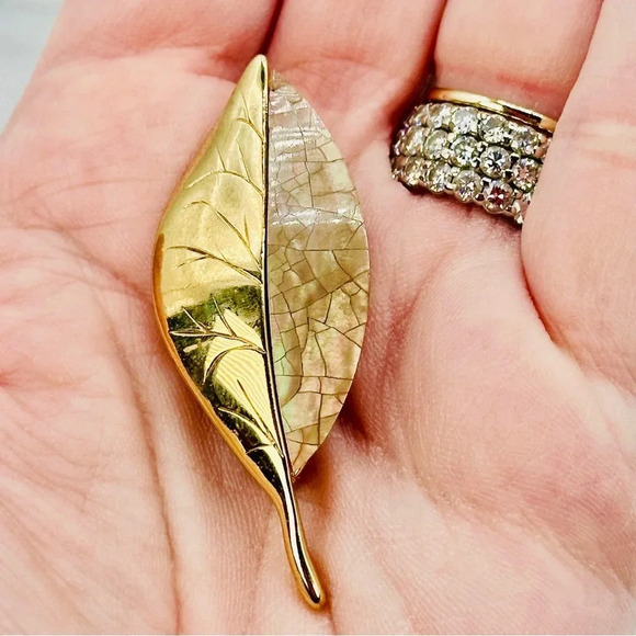 Vintage Liz Claiborne Leaf Brooch Pin Signed Pearlized Accent 2” Long Go… - Picture 8 of 9
